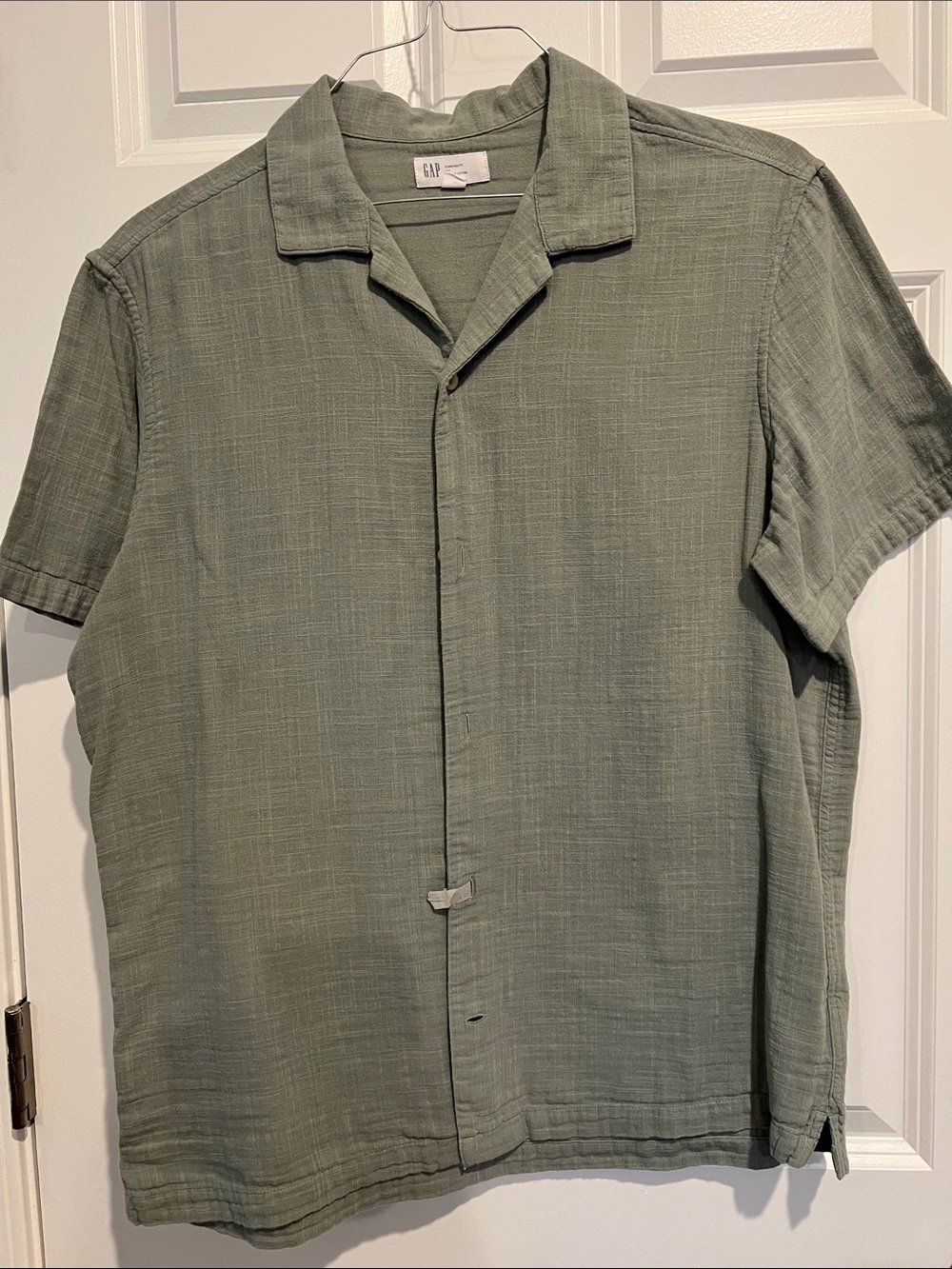 GAP Men's Short-Sleeve Camp Shirt in Sage Green - Size Medium.